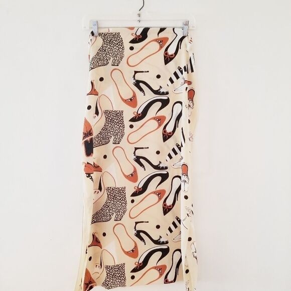 Silky scarf with womans shoes print - Picture 1 of 5
